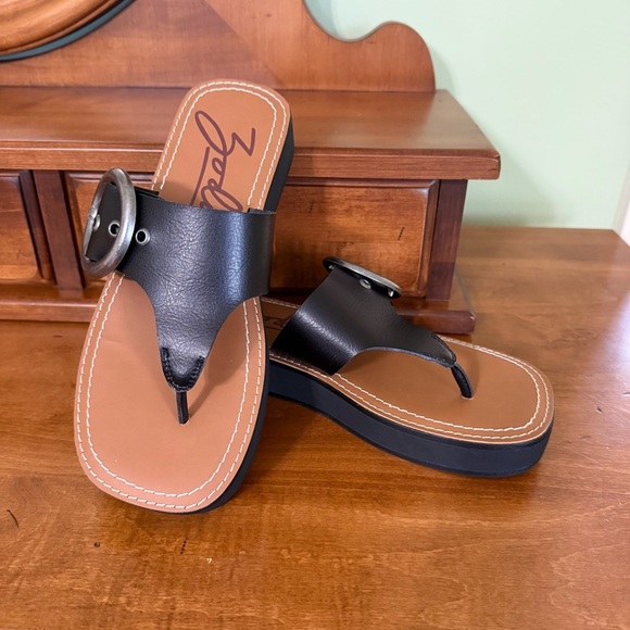 NEW Zodiac Women's Jadon T-Strap Buckled
Platform Sandals thong silver buckle - Picture 3 of 10